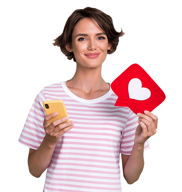 Frau mit Smartphone und einem Herz aus Papier in der Hand.